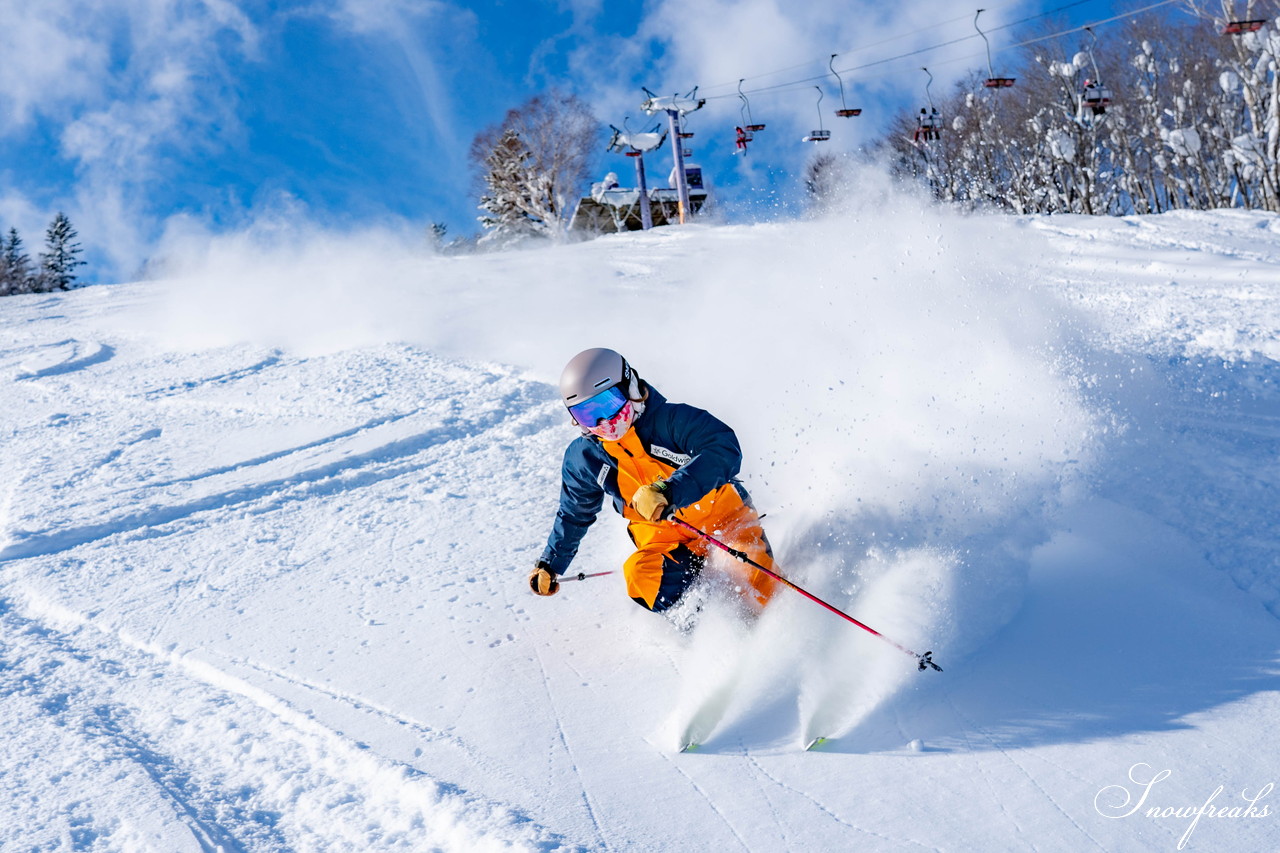 朝里川温泉スキー場　祝・積雪200cm到達。ふわふわのパウダースノーが降り積もったゲレンデを舞台に、女性スキーヤーチーム『TeamKP』成澤栞さんと秋山穂香さんが美しい滑りを披露！